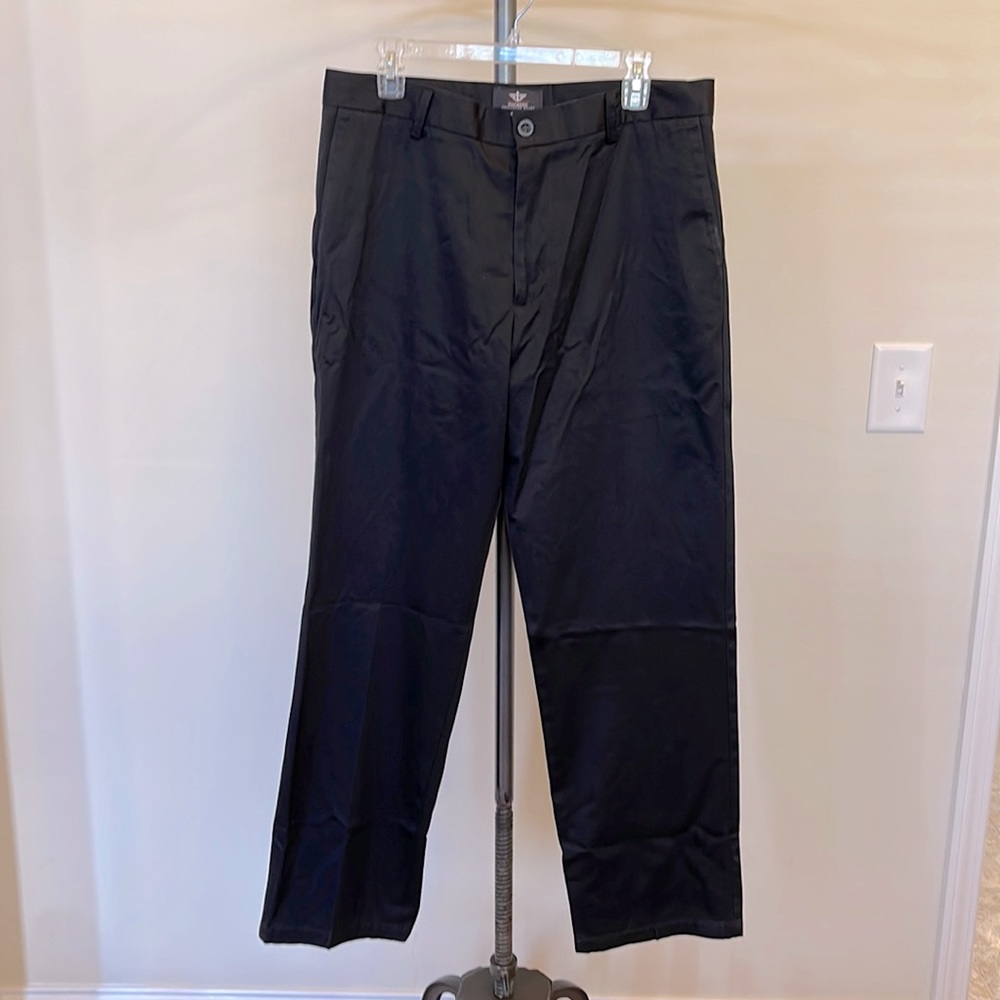 Brand new Mens Dockers black khaki pants. Size 34x32.